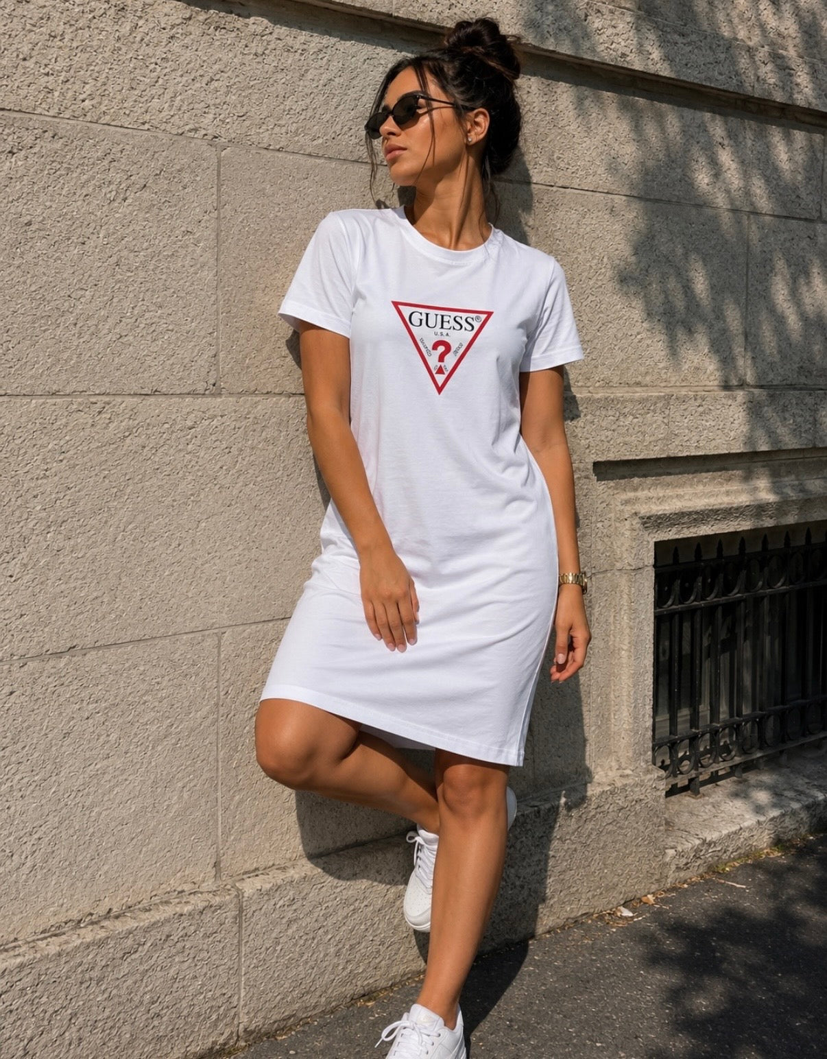 Woman’s Rochie Guess albă cu logo triunghi