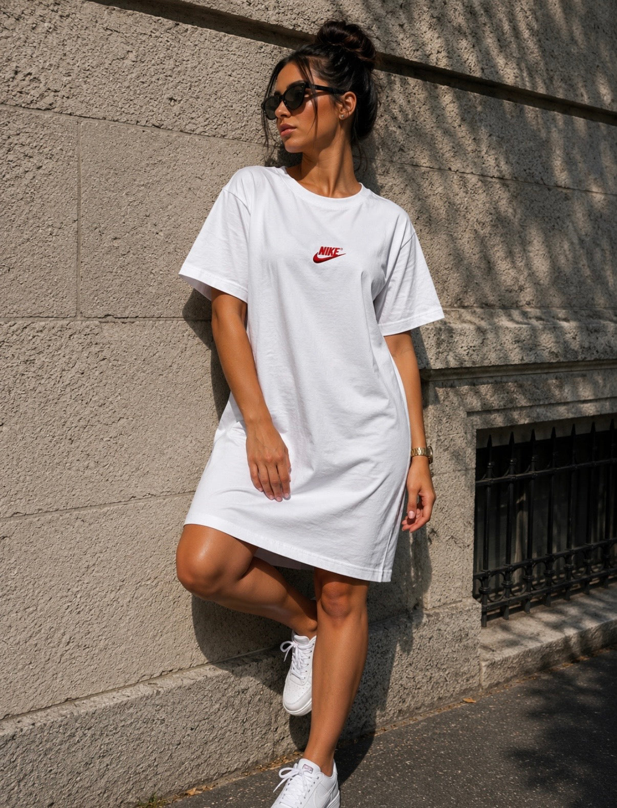 Woman’s Rochie Nike albă cu logo roșu