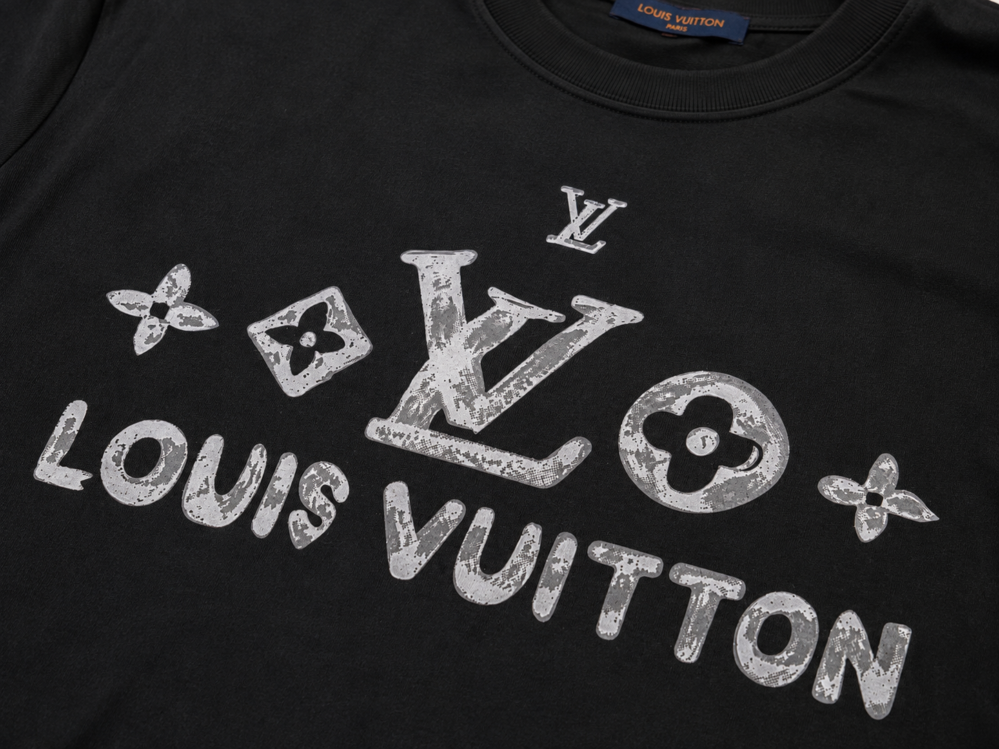 08-Louis Vuitton – Tricou Negru Bumbac Premium cu Logo Imprimat în Material