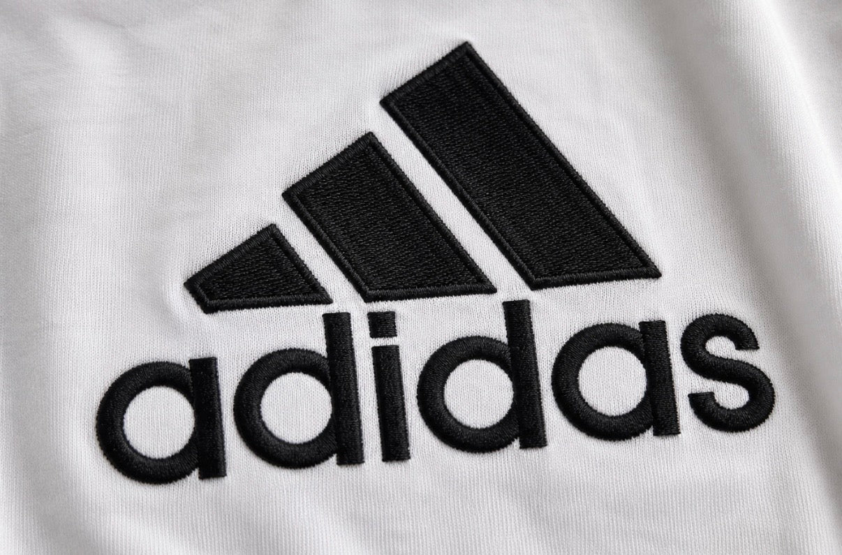 Adidas Classic Logo Tee – Alb