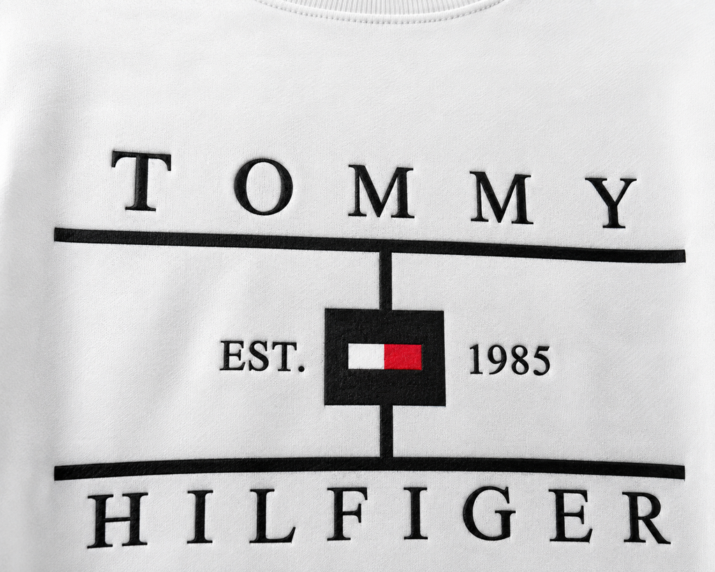 Tommy Hilfiger – Bluză Albă cu Logo Frontal Imprimat