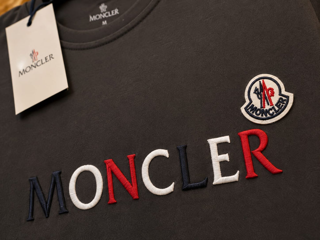 Moncler – Tricou negru cu logo brodat