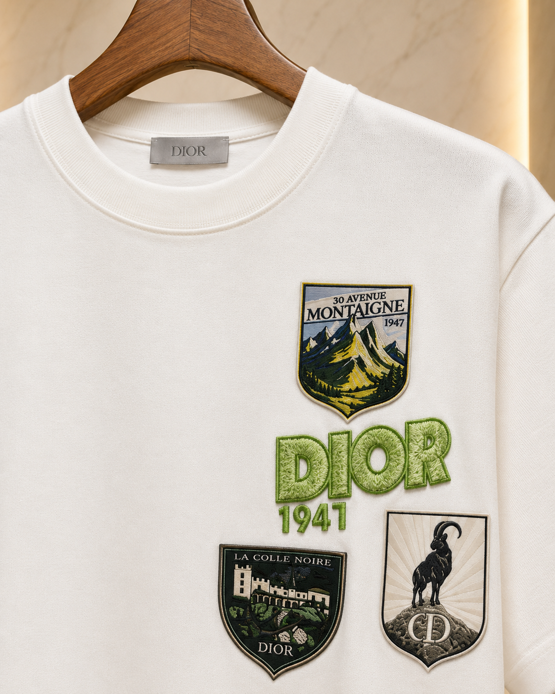 06-Dior Tricou Bărbați Alb – Bumbac Premium, Logo Brodat și Patch-uri Aplicate