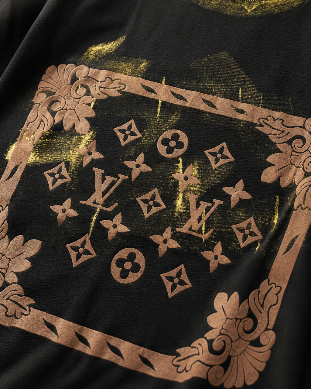 02-Louis Vuitton – Tricou Negru Bumbac premium  cu Design Monogram și Accente Aurii