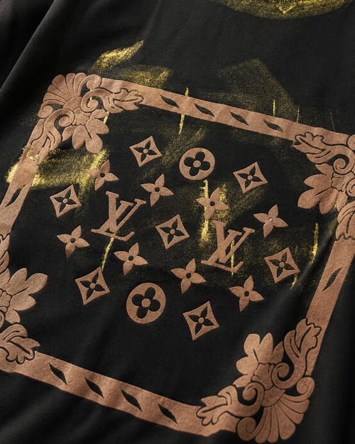 02-Louis Vuitton – Tricou Negru Bumbac premium  cu Design Monogram și Accente Aurii