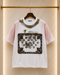 01-Louis Vuitton – Tricou Bumbac Premium cu Imprimeu Monogram și Accente Aurii