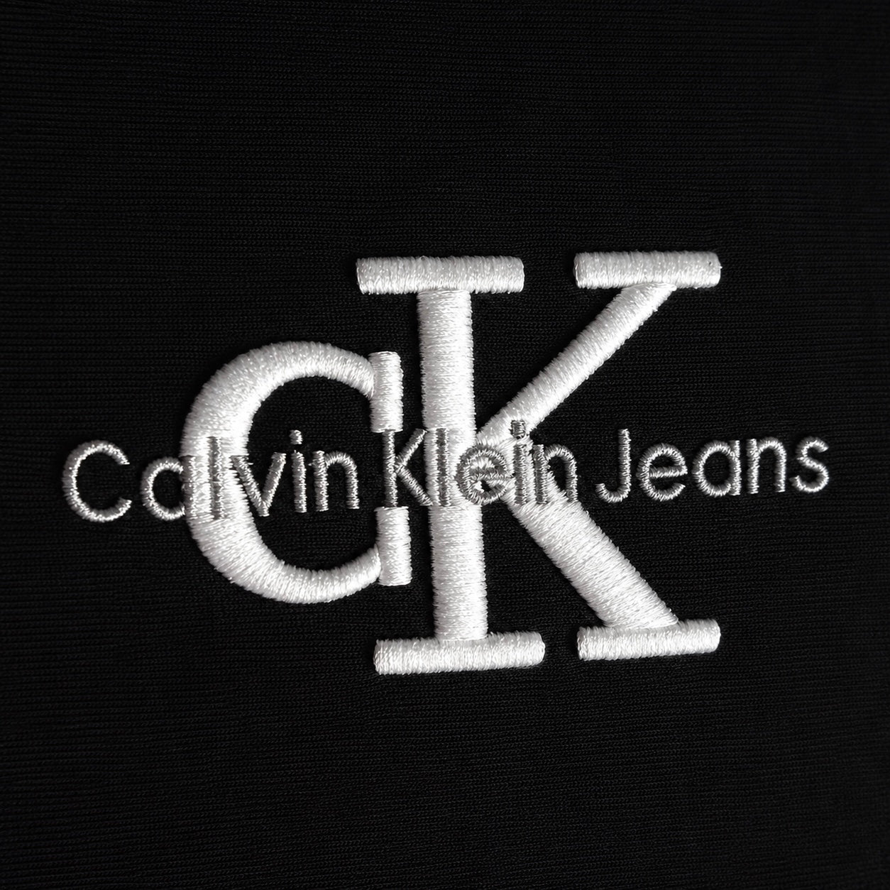 07-Calvin Klein Jeans – Tricou Bărbați Negru cu Logo Brodat Premium