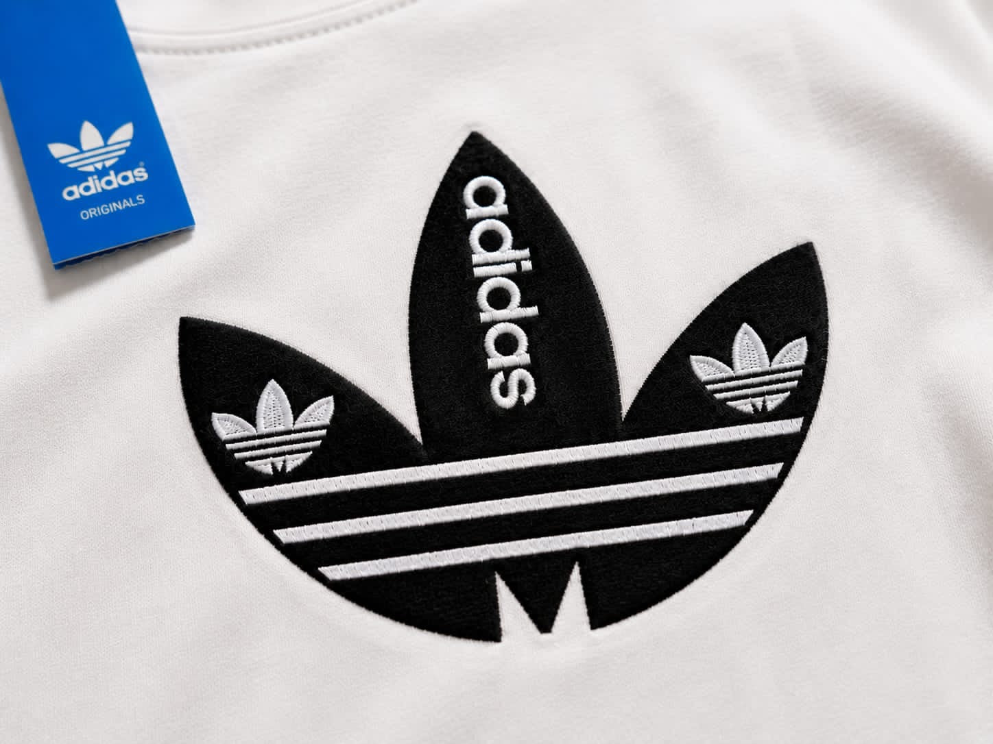 Adidas – Tricou alb cu logo negru