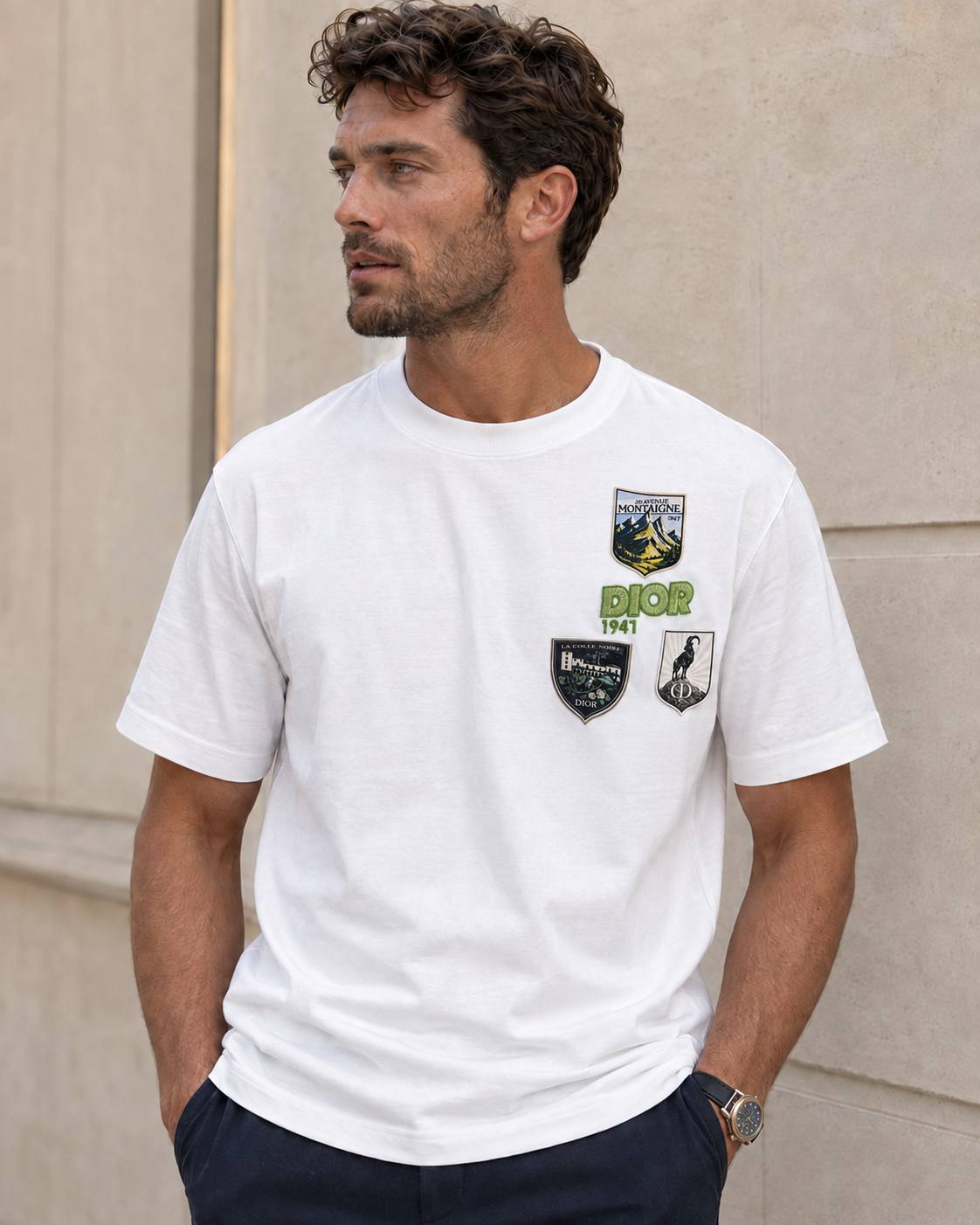 06-Dior Tricou Bărbați Alb – Bumbac Premium, Logo Brodat și Patch-uri Aplicate