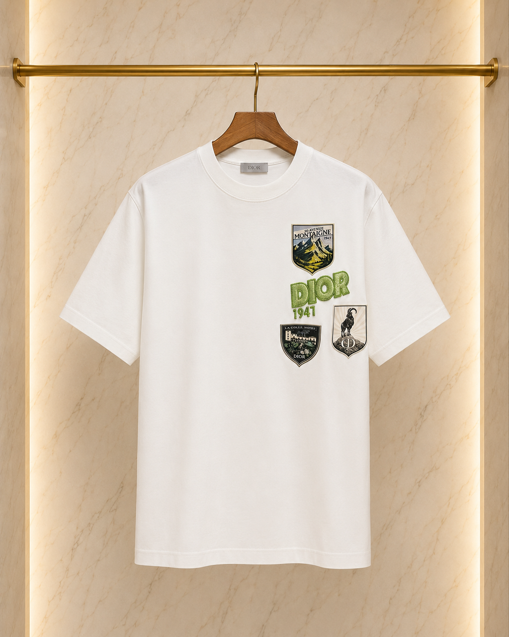 06-Dior Tricou Bărbați Alb – Bumbac Premium, Logo Brodat și Patch-uri Aplicate
