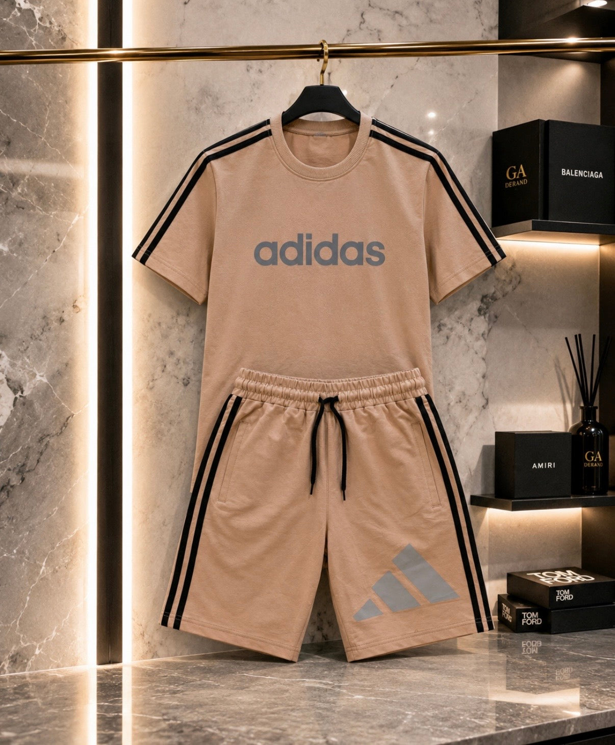 Compleu Bărbați Adidas Bej – Tricou + Pantaloni Scurți