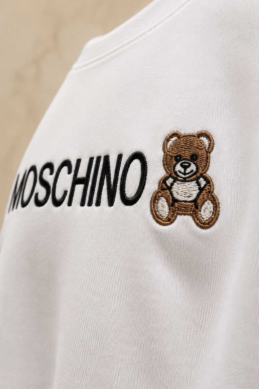 Moschino – Bluză albă pentru bărbați cu logo brodat