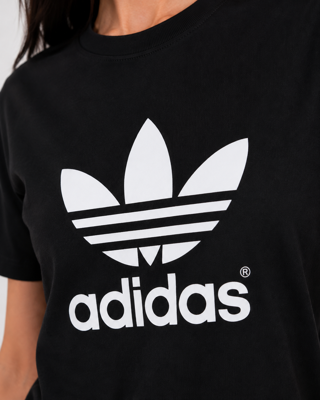 Woman’s Adidas tricou negru cu logo alb