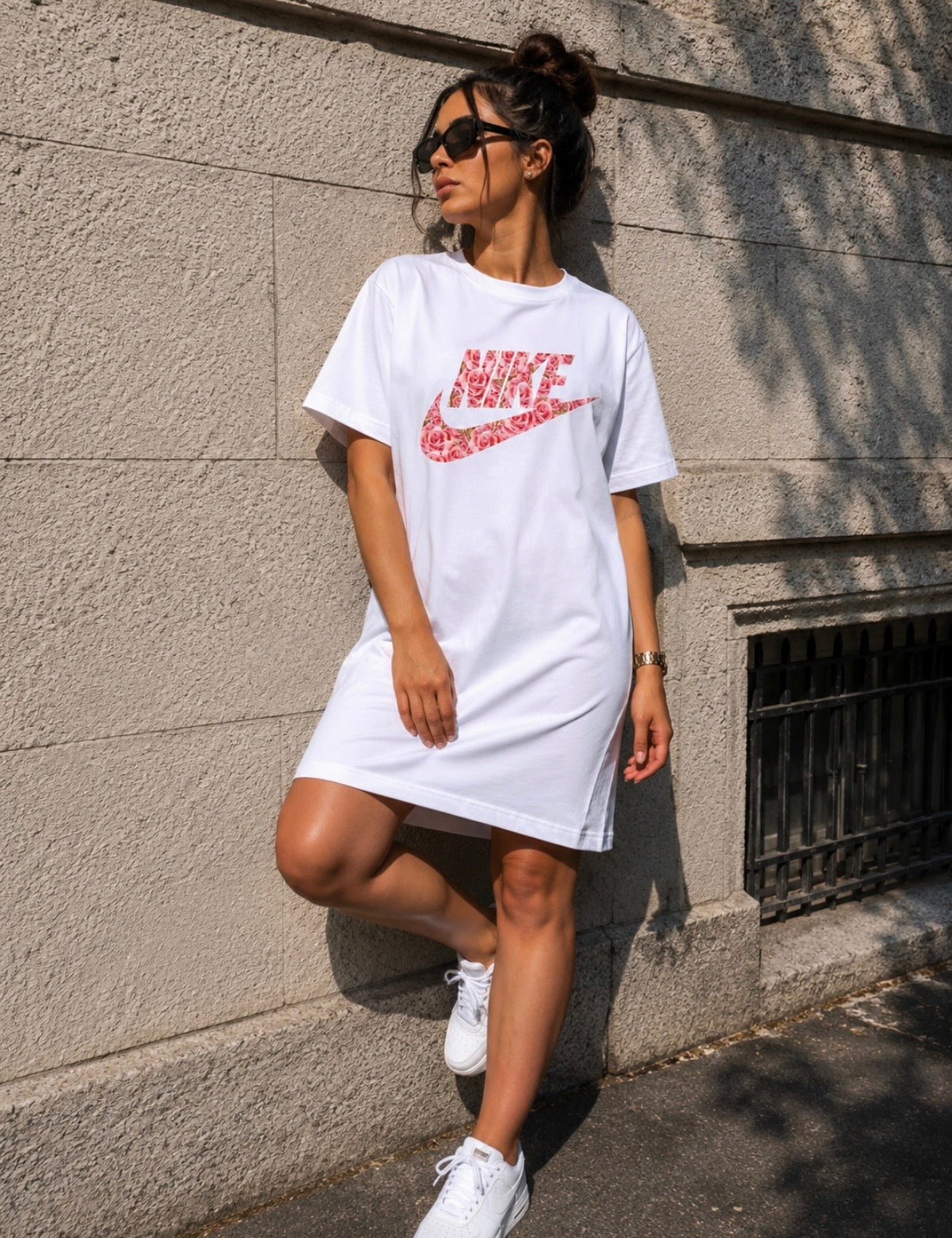 Woman’s Rochie Nike albă cu logo înflorat